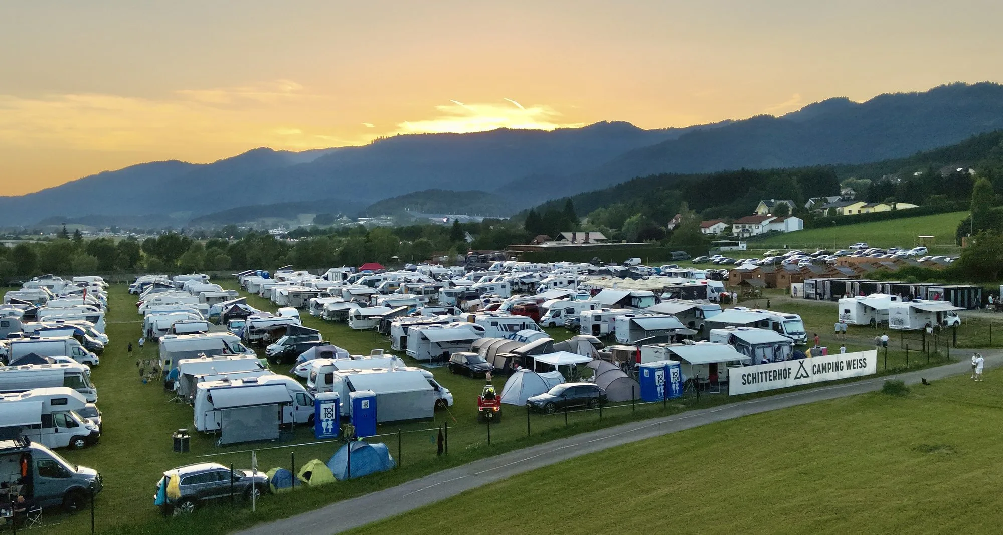 Schitterhof CAMPING WEISS bei Sonnenuntergang — Basislager fürs F1-Wochenende am Red Bull Ring