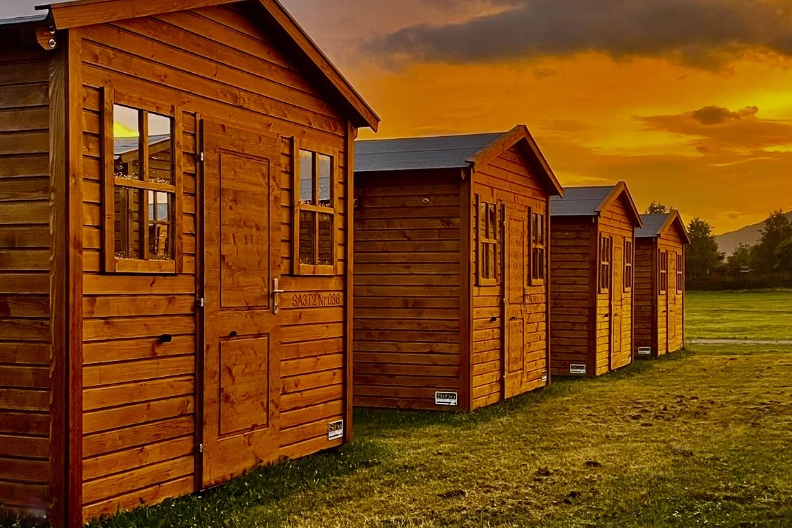 Holzchalet am Campingplatz Red Bull Ring — warm gegen kalte Aprilnächte