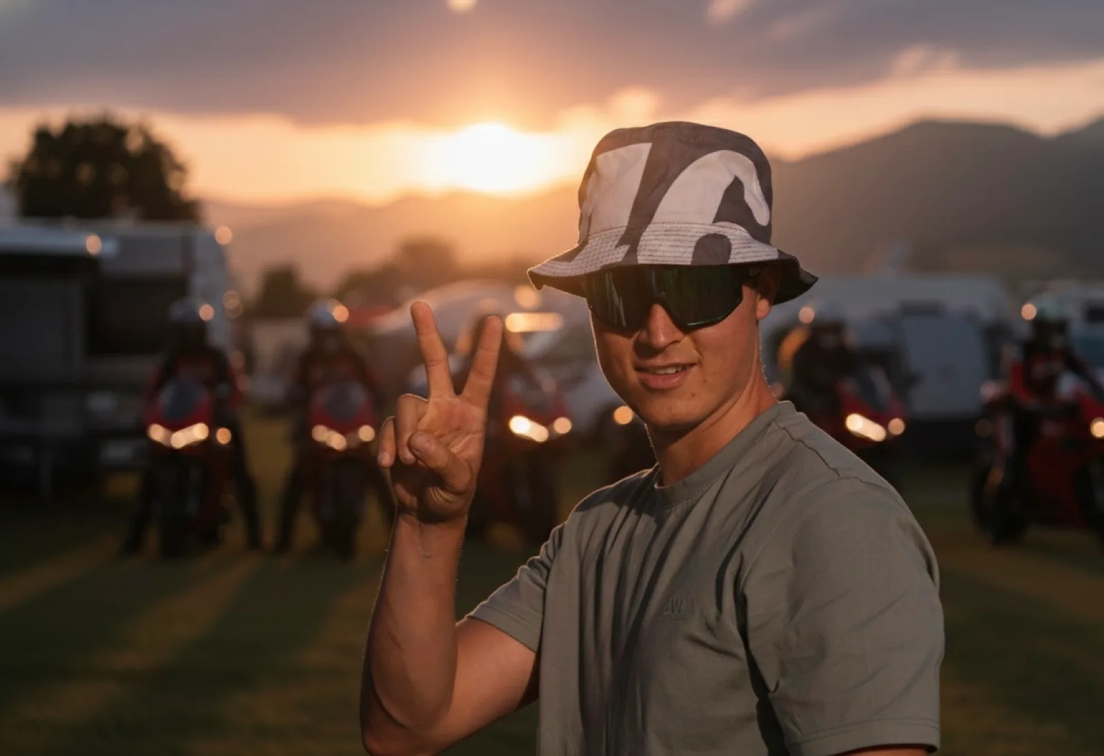MotoGP-Fan beim Camping in Spielberg bei Sonnenuntergang — Superbikes am Red Bull Ring