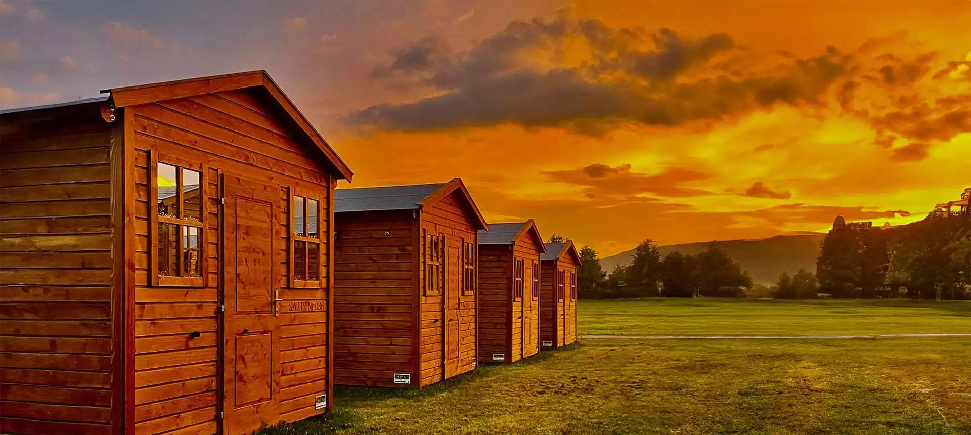 Holzchalet mit Betten aus dem Holz der Schlafkiefer — Camping Spielberg